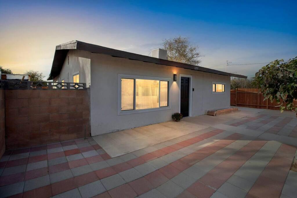 Modern City Ranch 3 Bdrm Family Home Access By Dirt Road Palmdale Exteriör bild
