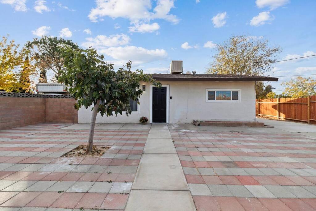 Modern City Ranch 3 Bdrm Family Home Access By Dirt Road Palmdale Exteriör bild