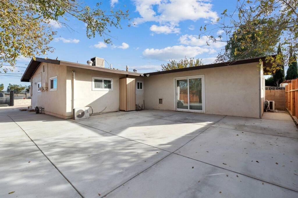 Modern City Ranch 3 Bdrm Family Home Access By Dirt Road Palmdale Exteriör bild