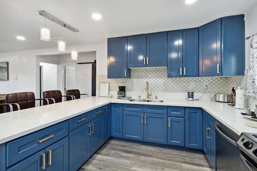 Modern City Ranch 3 Bdrm Family Home Access By Dirt Road Palmdale Exteriör bild