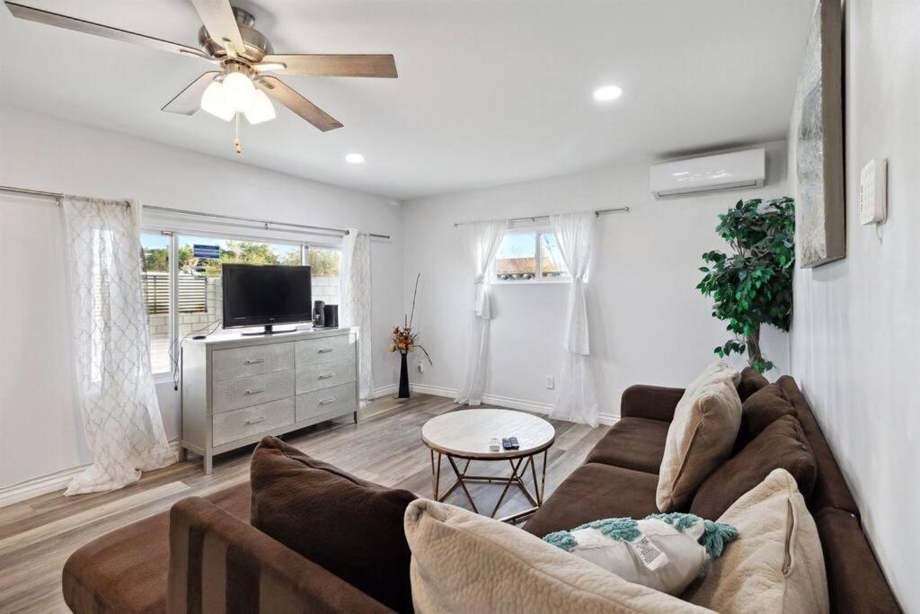 Modern City Ranch 3 Bdrm Family Home Access By Dirt Road Palmdale Exteriör bild