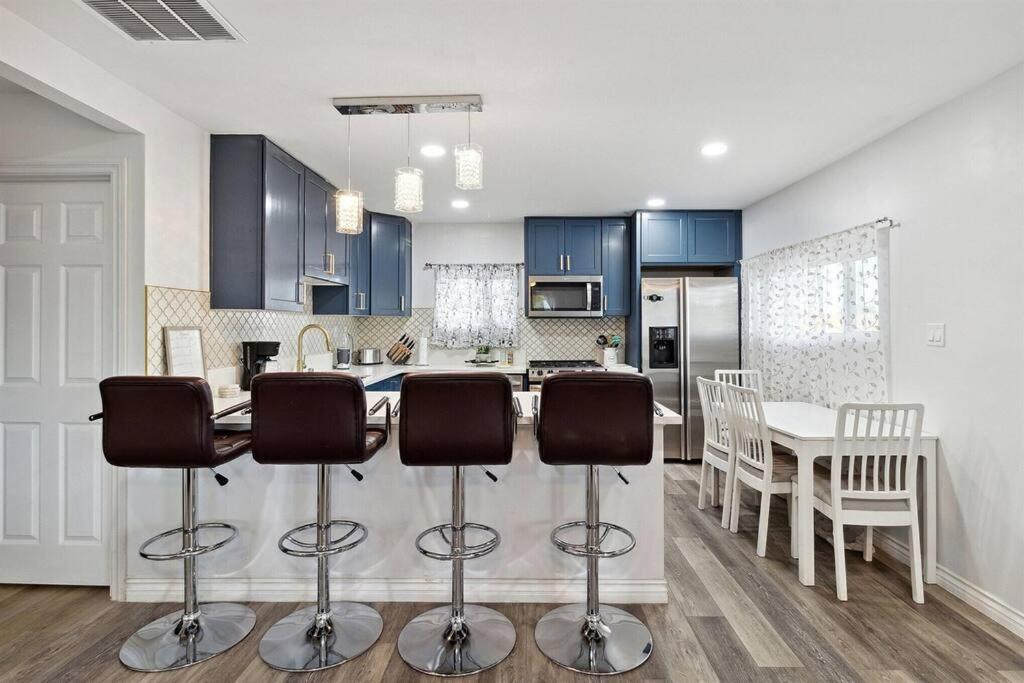 Modern City Ranch 3 Bdrm Family Home Access By Dirt Road Palmdale Exteriör bild