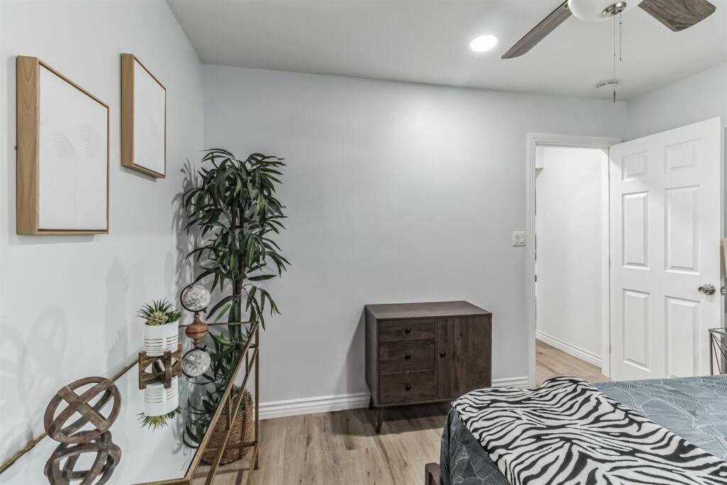 Modern City Ranch 3 Bdrm Family Home Access By Dirt Road Palmdale Exteriör bild