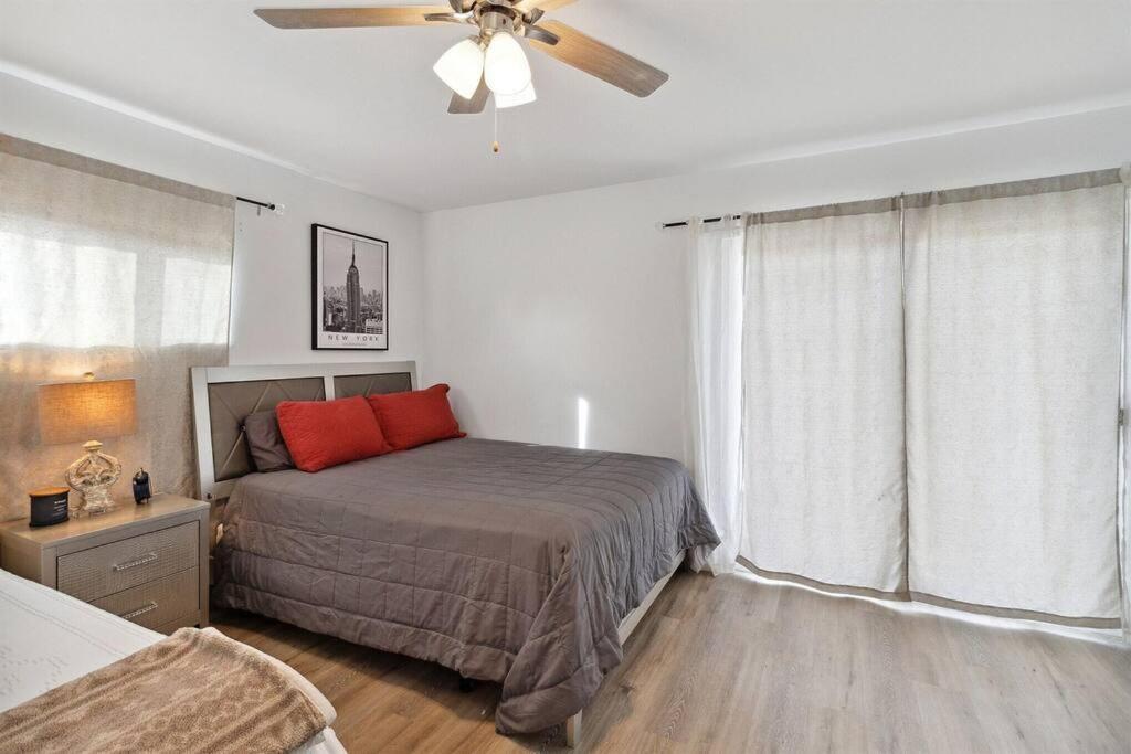 Modern City Ranch 3 Bdrm Family Home Access By Dirt Road Palmdale Exteriör bild