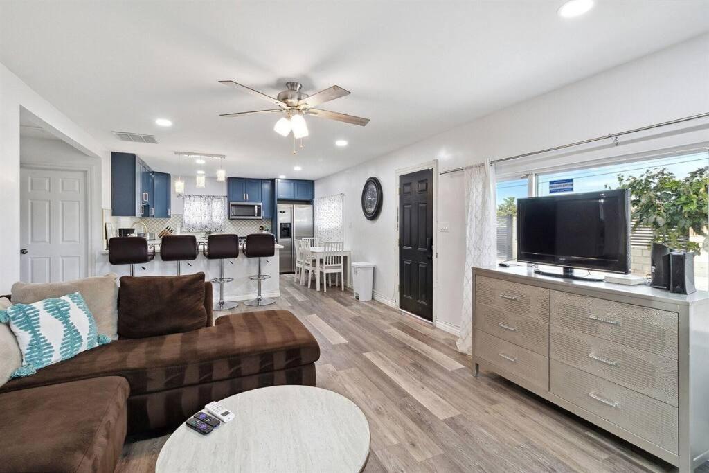Modern City Ranch 3 Bdrm Family Home Access By Dirt Road Palmdale Exteriör bild