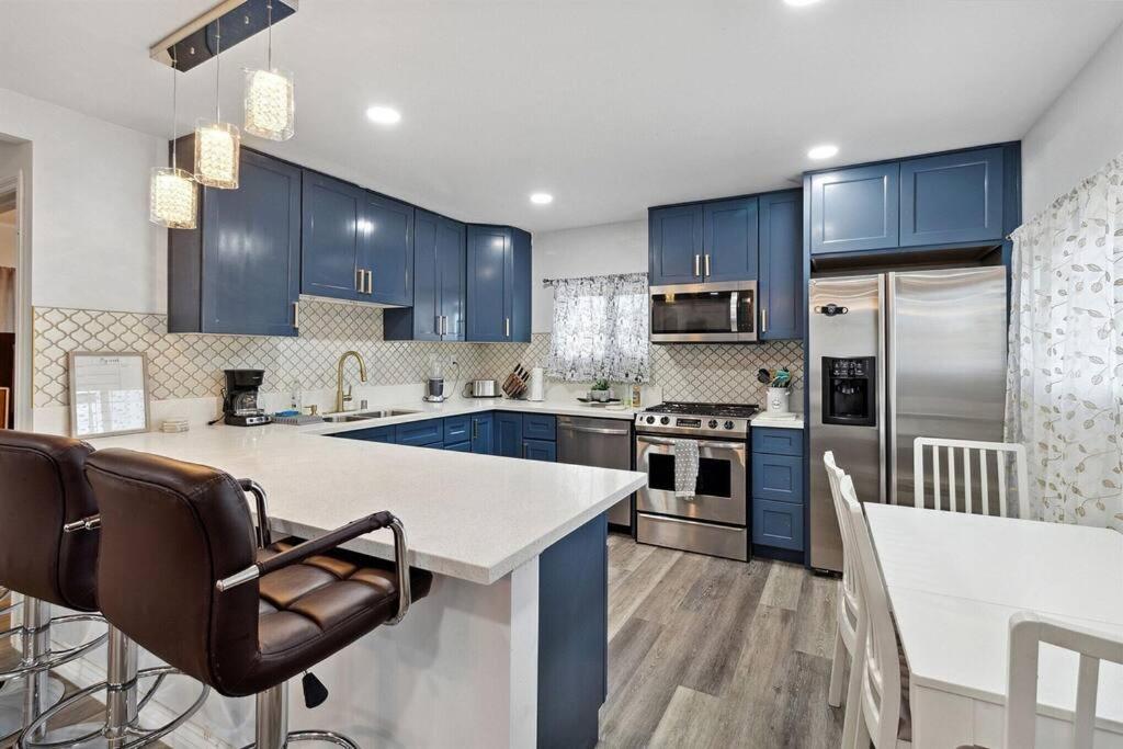Modern City Ranch 3 Bdrm Family Home Access By Dirt Road Palmdale Exteriör bild