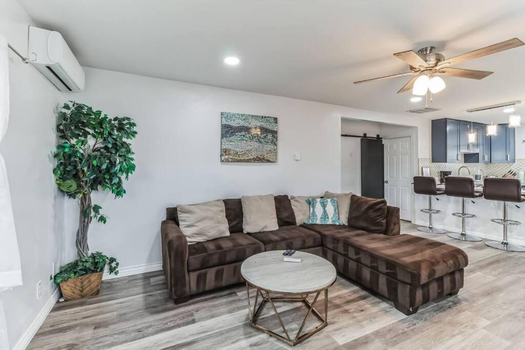 Modern City Ranch 3 Bdrm Family Home Access By Dirt Road Palmdale Exteriör bild