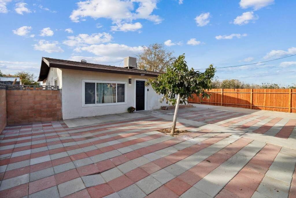Modern City Ranch 3 Bdrm Family Home Access By Dirt Road Palmdale Exteriör bild