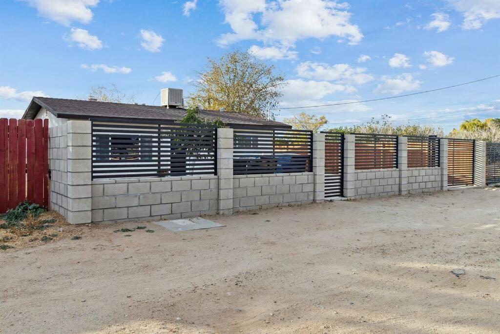 Modern City Ranch 3 Bdrm Family Home Access By Dirt Road Palmdale Exteriör bild
